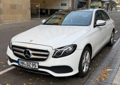Seitenansicht eines weißen Mercedes E-Klasse Taxis